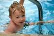 Foto: Young boy in swimming pool Young boy in swimming pool