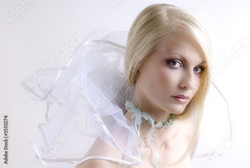 Foto: The beautiful extravagant bride with a fashionable make-up The beautiful extravagant bride with a fashionable make-up