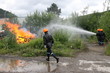 Jeunes pompiers en exercice de feu réel