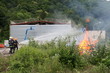 Jeunes pompiers en exercice de feu réel