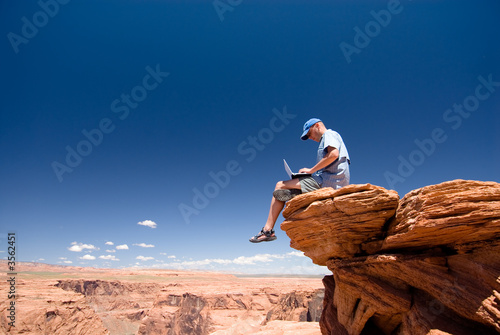 Foto: USA. Arizona. Page. Horseshoe Bend. Man with notebook USA. Arizona. Page. Horseshoe Bend. Man with notebook