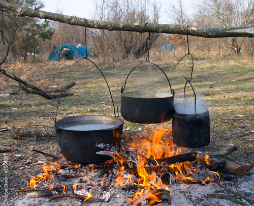 Foto: boild water in pot over fire boild water in pot over fire