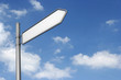leerer wegweiser vor himmel