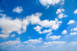 sehr schöner Sommer Himmel mit weißen Wolken