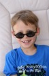 kind mit sonnenbrille