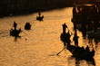 Gondeln im Sonnenuntergang in Venedig