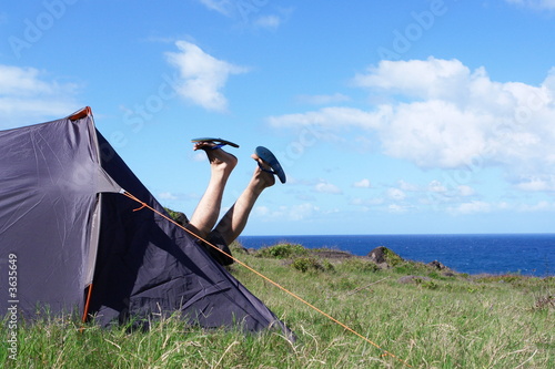 Foto: joie du camping : toile de tente et campeur joie du camping : toile de tente et campeur