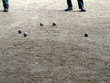 Boules de pétanque et pieds de joueurs