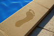 Pied hors de la piscine