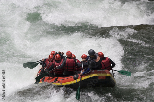 Foto: Rafting boat just before the rapids of a whitewater river Rafting boat just before the rapids of a whitewater river