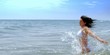 Jeune femme à la mer
