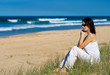 Foto: Young happy female enjoying a beach view Young happy female enjoying a beach view
