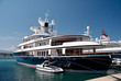 Un luxueux bateau sur la Côte d'Azur.