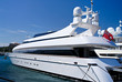 Un luxueux bateau sur la Côte d'Azur.