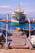 Un luxueux bateau dans le port d'Antibes