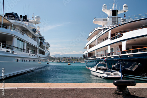 Yachts dans le port d'Antibes