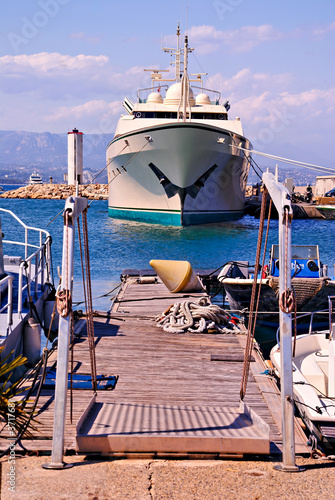 Un luxueux bateau dans le port d'Antibes