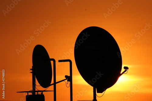 Satellitenschüsseln im Morgenrot Satellitenschüsseln im Morgenrot