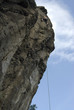 ueberhaegende Felswand seilgesichert
