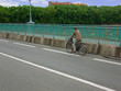 homme à vélo sur un pont