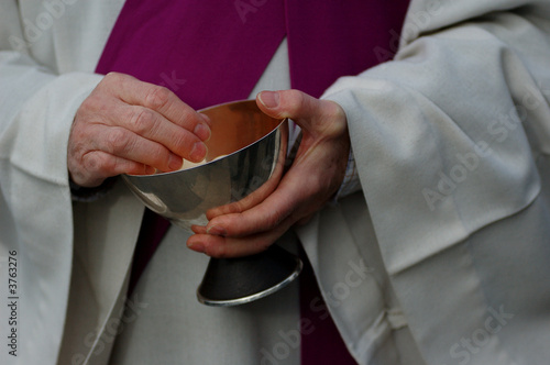 Photo : religieux donnant l'hostie religieux donnant l'hostie