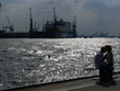 Pärchen im Hamburger Hafen bei Gegenlicht
