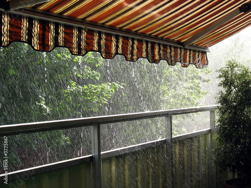 Foto: Heavy rain in the summer time under an awning Heavy rain in the summer time under an awning