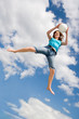 Frau mit einem Ball in ihren Händen springt auf einem Trampolin