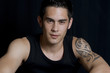 junger Mann mit Tattoo