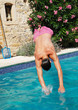 Jeune homme plongeant dans une piscine