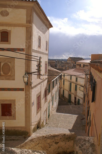 rue dans le village d'Arta aux Baléares rue dans le village d'Arta aux Baléares