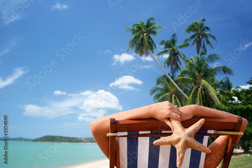 Foto: Mujer tomando el sol en una playa tropical Mujer tomando el sol en una playa tropical