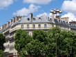 Immeubles en pierre à Paris, derrière un bouquet d'arbres