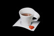Eine Tasse Tee auf schwarz isoliert