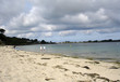 promenade sur la plage en début d'été