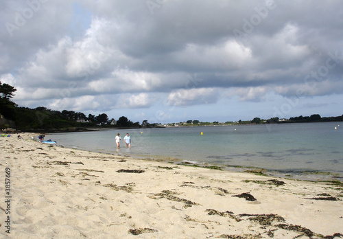 promenade sur la plage en début d'été promenade sur la plage en début d'été