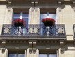 Balcon de fer fleuri sur façade de pierre, Paris Balcon de fer fleuri sur façade de pierre, Paris