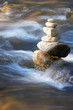 kleiner Fluss mit vielen Steinen und Wellen