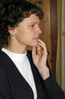 Frau nachdenklich