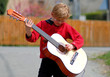 Kleiner Gitarrist beim spielen