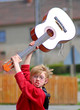 Gitarrist zerschlägt Gitarre