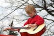 Kleine Kind spielt Gitarre