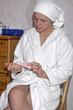 Frau im Badezimmer
