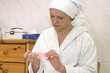 Frau im Badezimmer