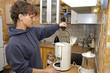 Foto: Frau kocht Kaffee Frau kocht Kaffee