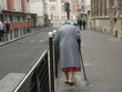vieille dame dans la rue