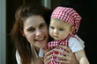 maman enlace bébé