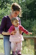 bébé apprend à marcher avec maman