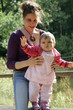 bébé marche avec maman