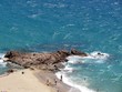 Rochers et baigneurs sur la plage